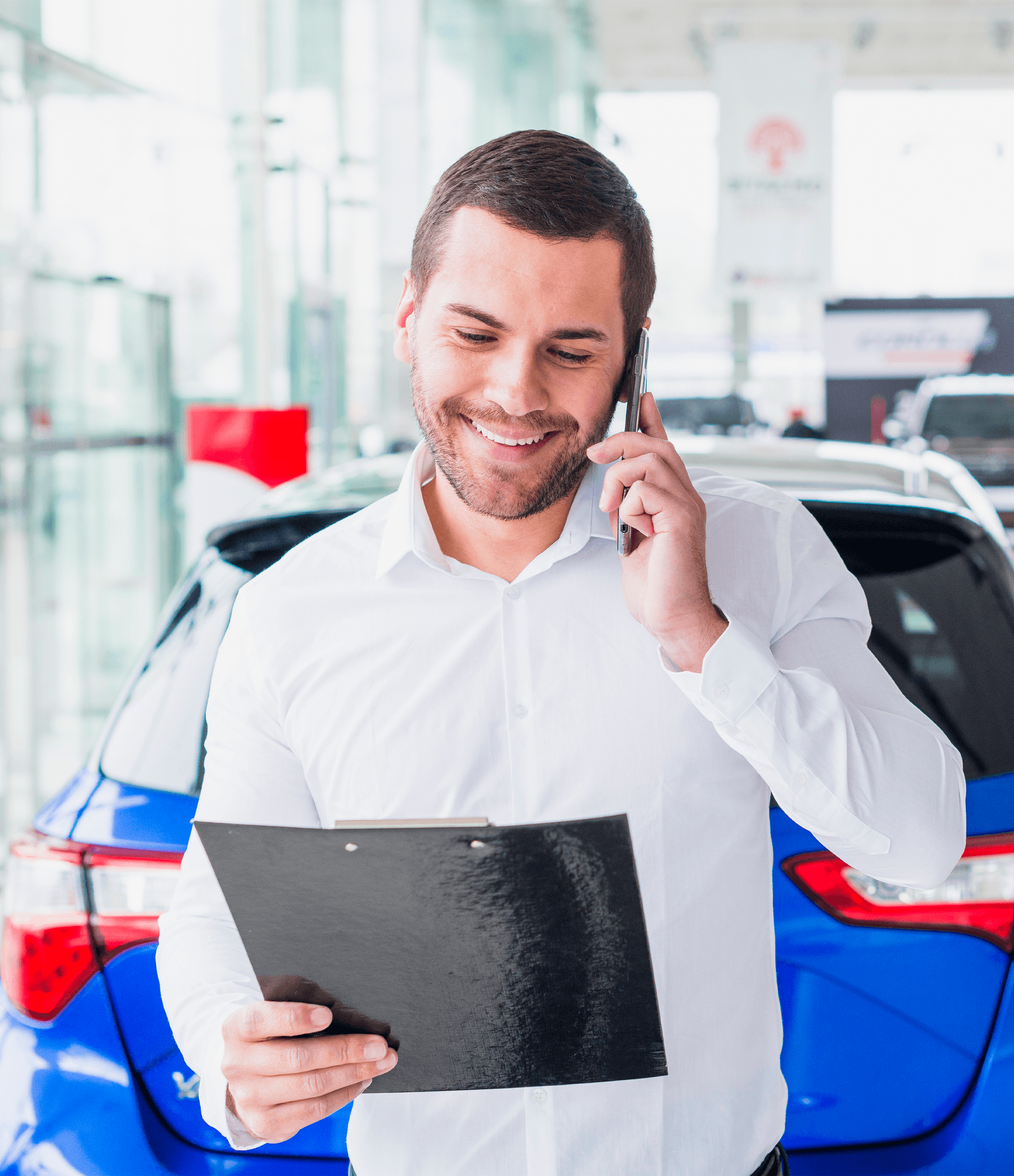 Asesor de ventas de CarSpot.pe mostrando un vehículo a un cliente satisfecho